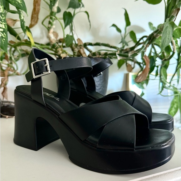 SODA Chunky Block Heel Platform Sandal, Black - Picture 1 of 4